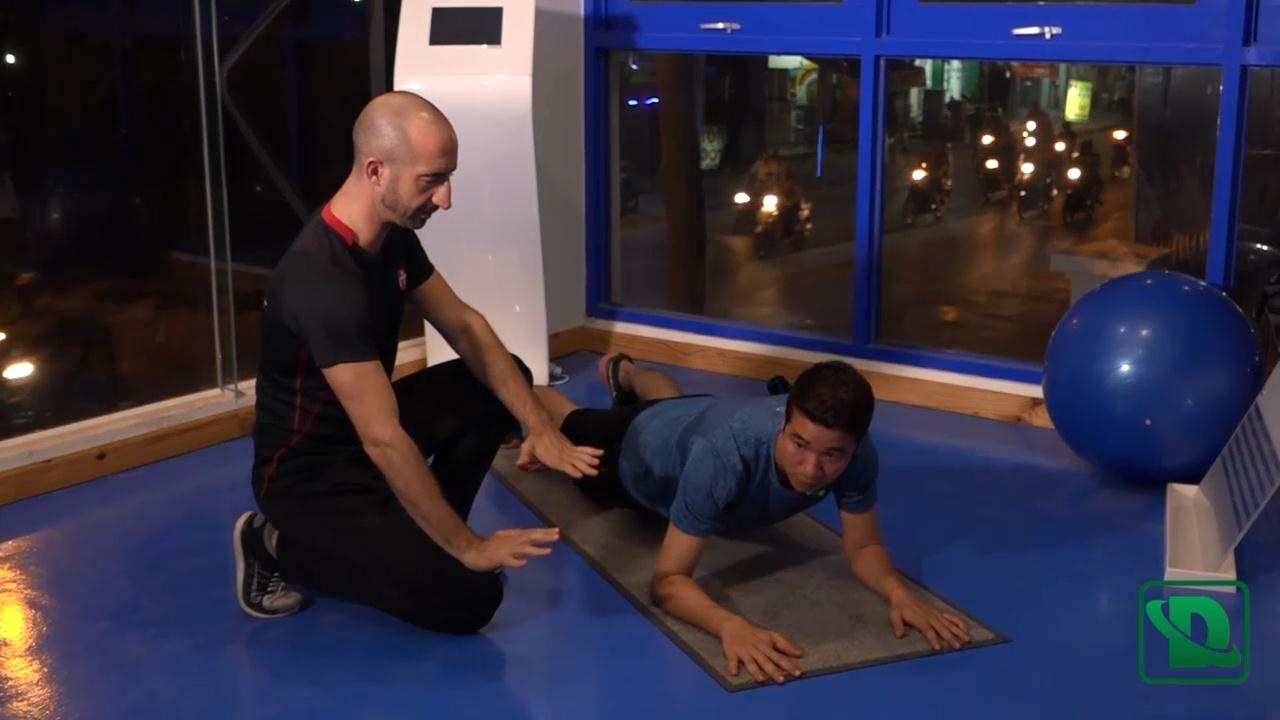 Khỏe đẹp cùng Dân trí: Bài tập đơn giản dành cho vùng eo - 3 Dùng lực tay nâng toàn bộ cơ thể lên.