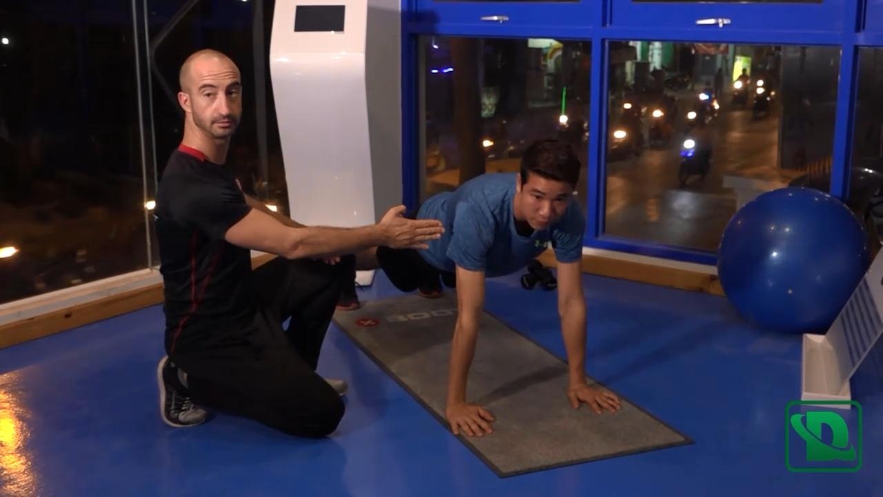 Khỏe đẹp cùng Dân trí: Bài tập đơn giản dành cho vùng eo - 4 Khi nâng người lên, giữ tay thẳng và toàn bộ cơ thể thẳng.