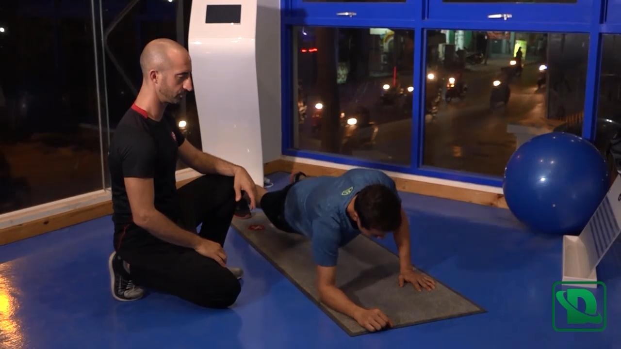 Khỏe đẹp cùng Dân trí: Bài tập đơn giản dành cho vùng eo - 5 Khi hạ người xuống, hạ từ từ một bên tay, không nên vội vàng hoặc hạ một lúc hai tay như tư thế hít đất.