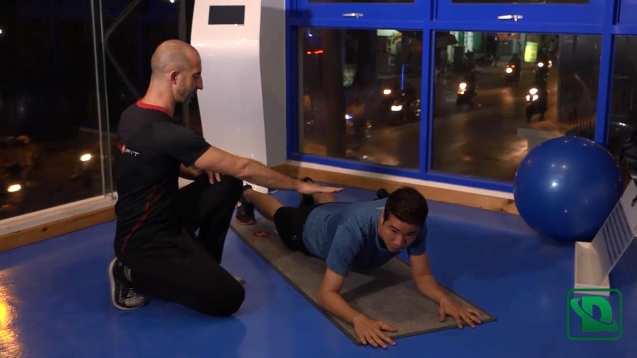 Khỏe đẹp cùng Dân trí: Bài tập đơn giản dành cho vùng eo - 6 Khi hạ người xuống cố gắng vẫn giữ tư thế thẳng.