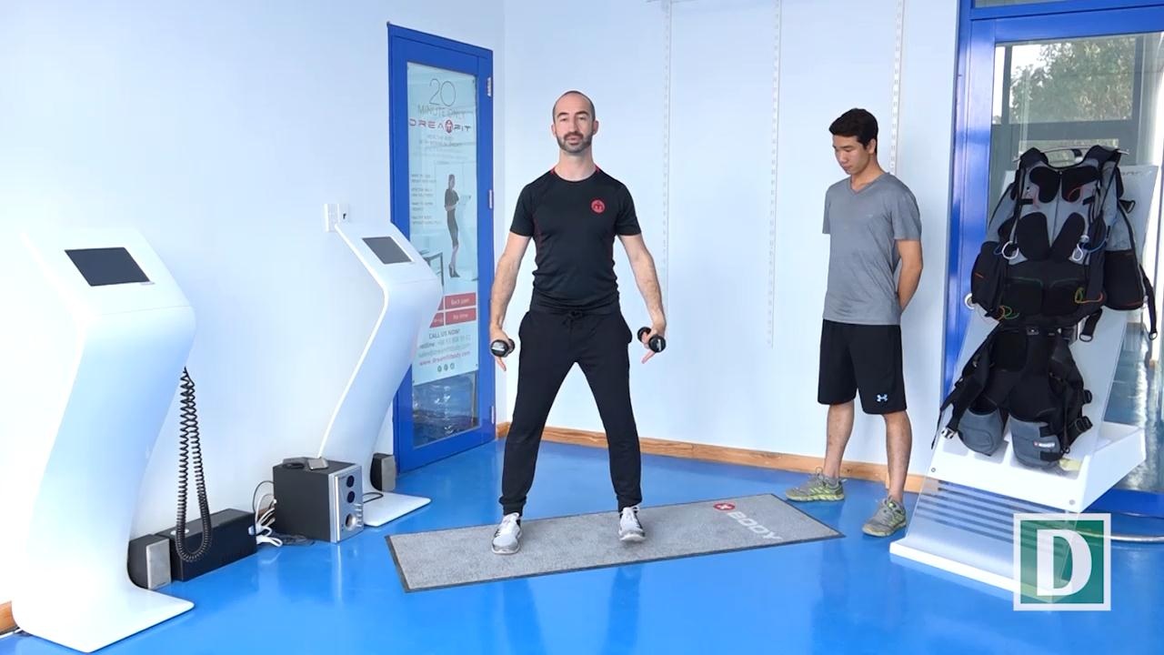 Khỏe đẹp cùng Dân trí: Bài tập cho vai và bắp tay trước - 1 Hai chân dang rộng bằng vai.