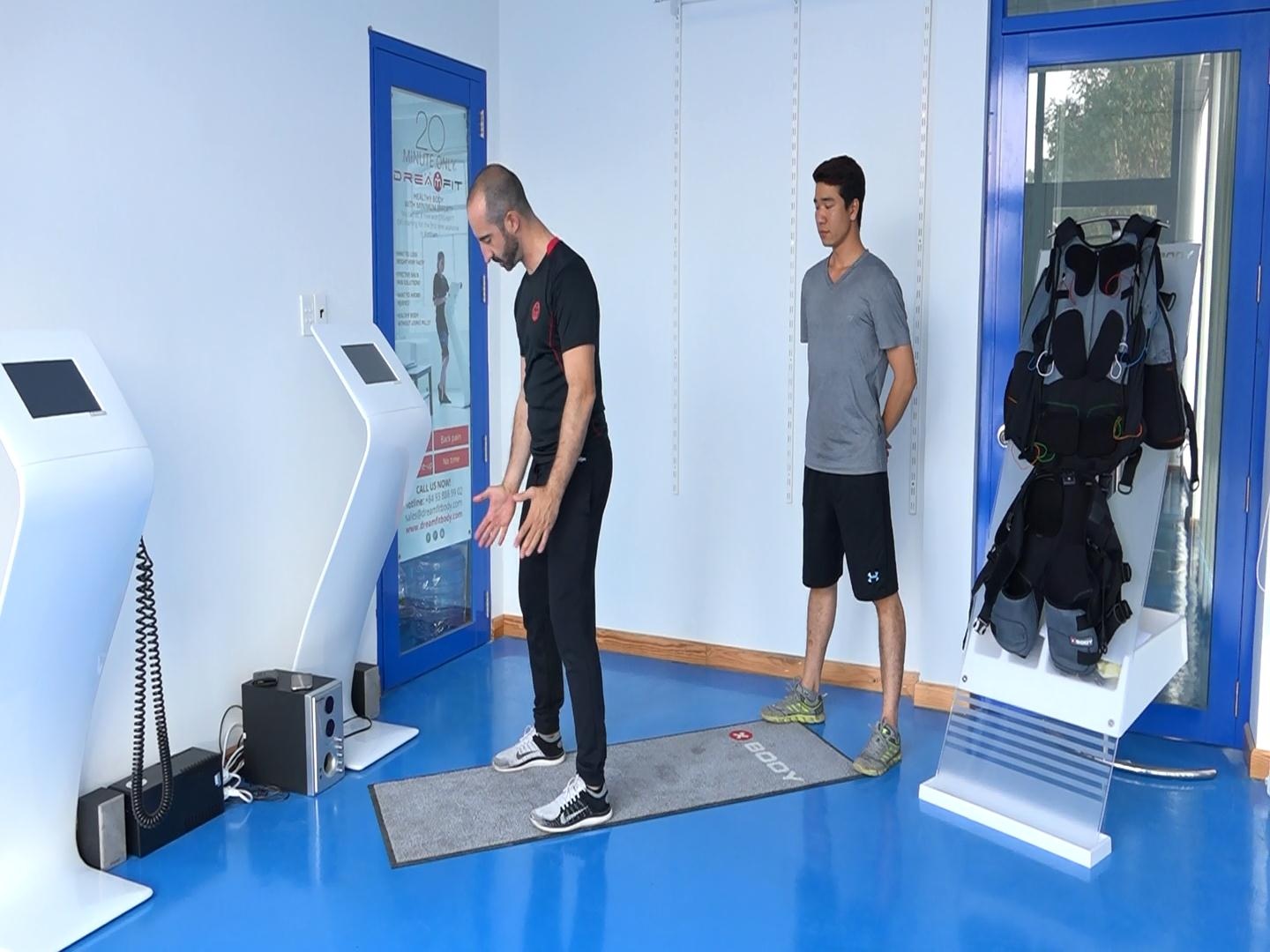 Khỏe đẹp cùng Dân trí: Thư giãn bằng bài tập lưng và đùi - 1 Bắt đầu với tư thế hai chân dang rộng bằng vai.