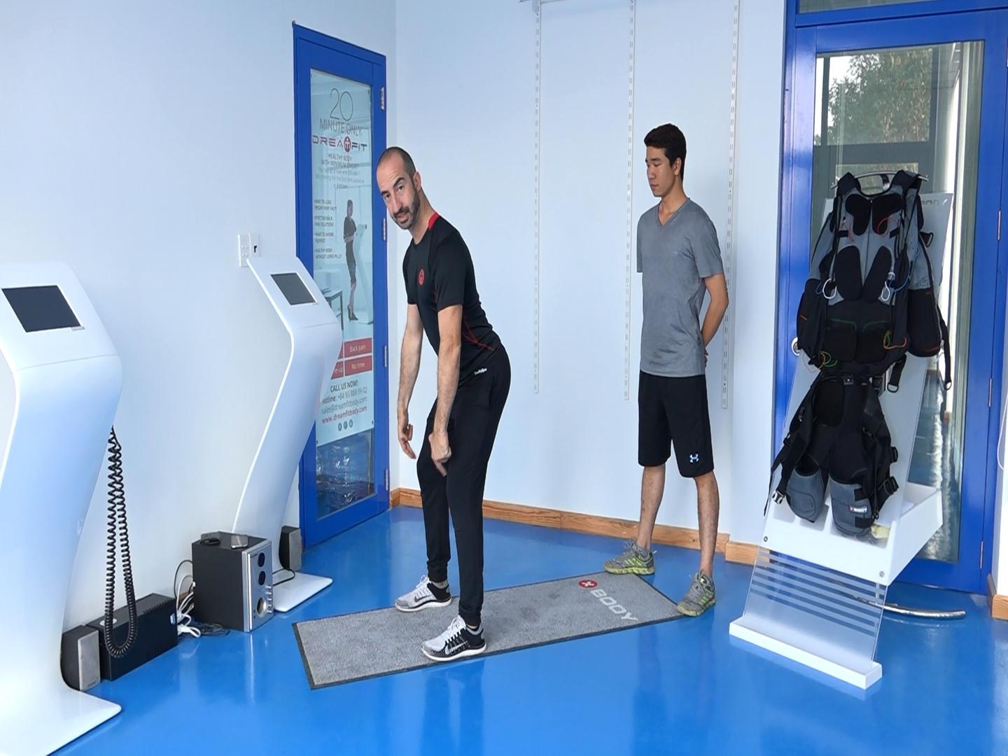 Khỏe đẹp cùng Dân trí: Thư giãn bằng bài tập lưng và đùi - 2 Đầu gối giữ ở phía sau mu bàn chân.