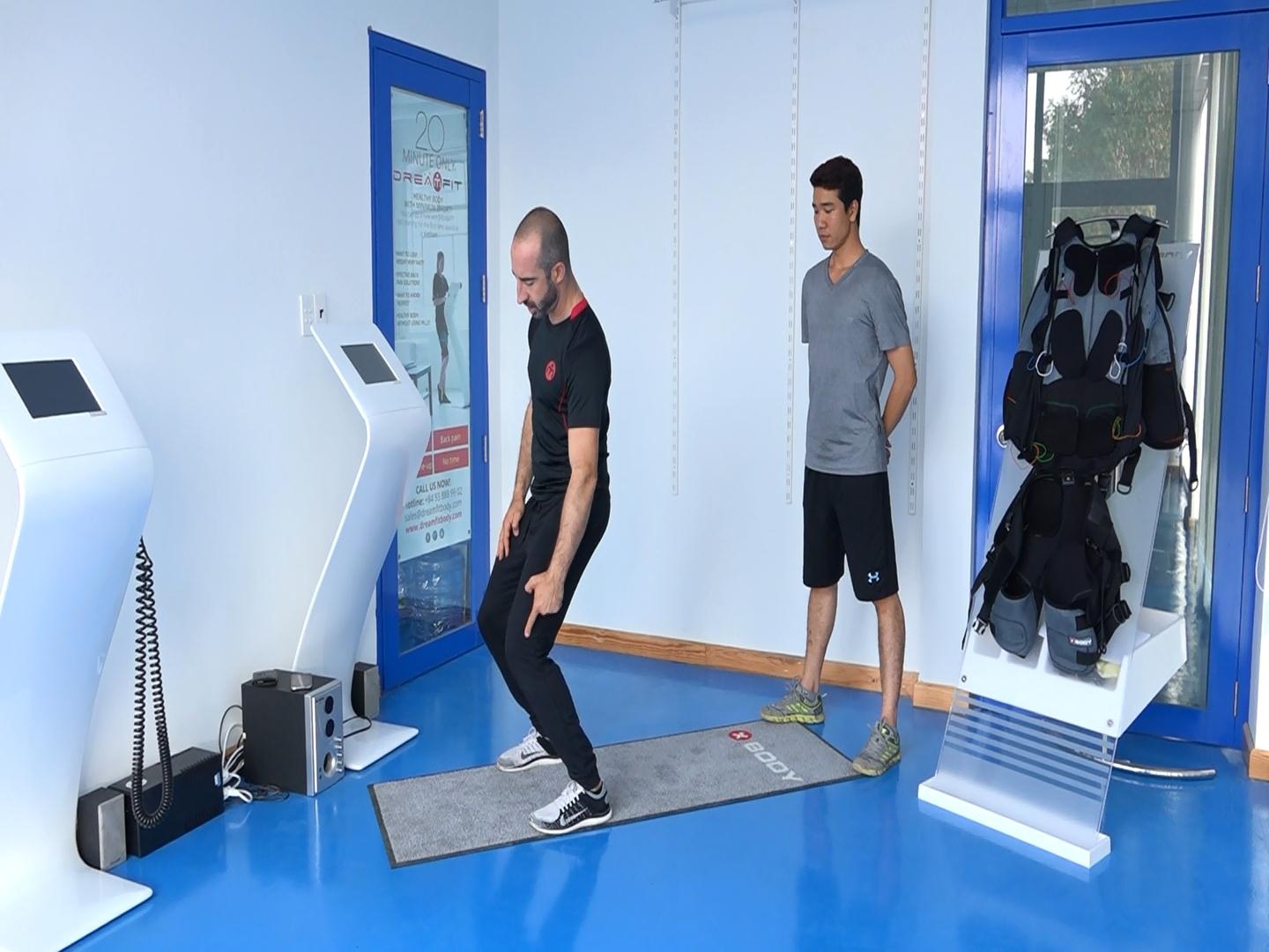 Khỏe đẹp cùng Dân trí: Thư giãn bằng bài tập lưng và đùi - 3 Không đứng ở tư thế khuỵu gối.