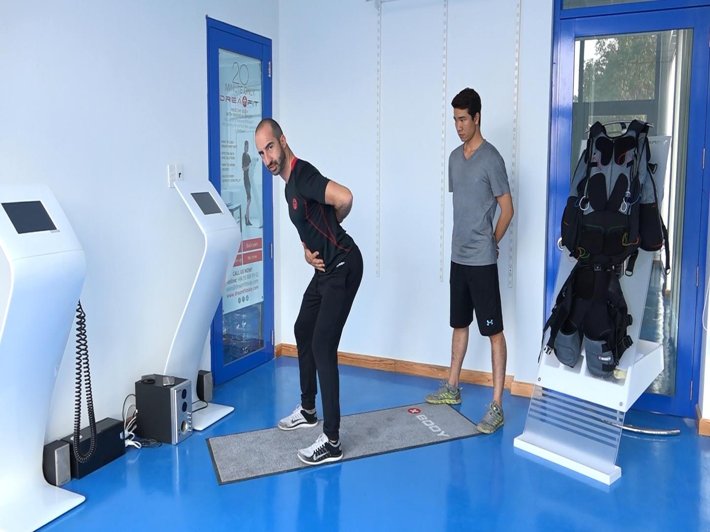 Khỏe đẹp cùng Dân trí: Thư giãn bằng bài tập lưng và đùi - 4 Phần lưng trên hướng về phía trước để giữ thăng bằng. ở tư thế này, người tập phải hóp bụng và giữ lưng thẳng.