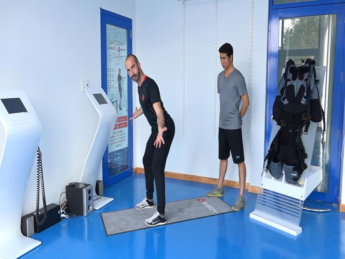 Khỏe đẹp cùng Dân trí: Thư giãn bằng bài tập lưng và đùi - 5 Hai tay song song với lưng, lòng bàn tay hướng về phía trước.