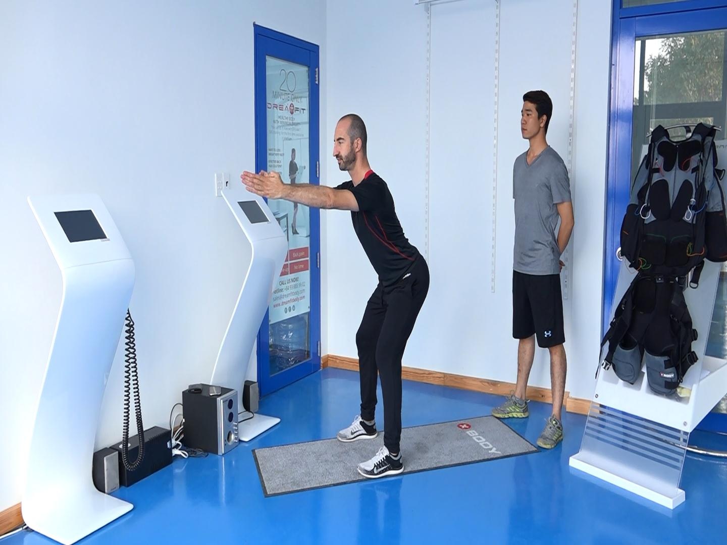 Khỏe đẹp cùng Dân trí: Thư giãn bằng bài tập lưng và đùi - 6 Từ từ đưa hai cánh tay lên và xoay nhẹ cho hai lòng bàn tay hướng vào nhau.