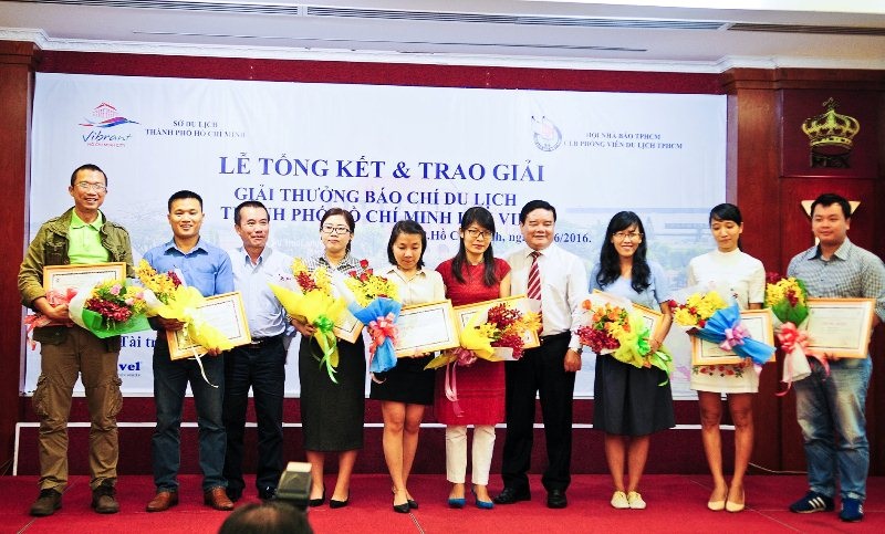 Báo Dân trí đoạt giải báo chí viết về du lịch TPHCM - 1 Các tác giả đạt giải.
