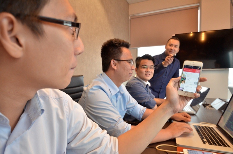 Với Hưng, anh không tạo ra một chiếc khuôn, rồi xếp sự sáng tạo của các kỹ sư trẻ vào đó. Thủ lĩnh trẻ chỉ đưa ý tưởng và tạo điều kiện làm việc tốt nhất cho các thành viên của mình.