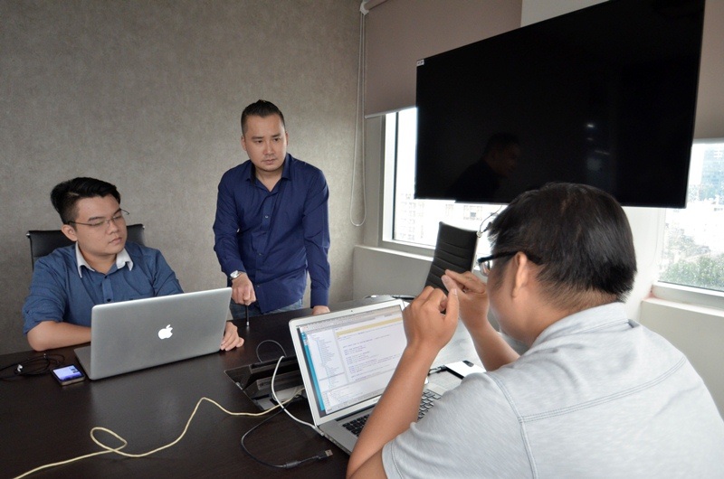 Lắng nghe là phương pháp quản lý khá thông minh của ông chủ trẻ. Hưng luôn ghi nhận từng ý tưởng của nhân viên dù là nhỏ nhất. Đương nhiên, quyết dịnh cuối cùng vẫn là “thủ lĩnh”.