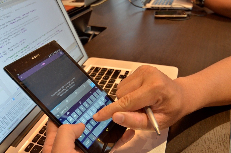 Sự khác biệt của Nóizì chính là Black Chat, người nhận chỉ có 3 giây để đọc tin nhắn. Toàn bộ dữ liệu sẽ bị xóa trên 2 máy chủ cũng như hệ thống lưu trữ của trung tâm.