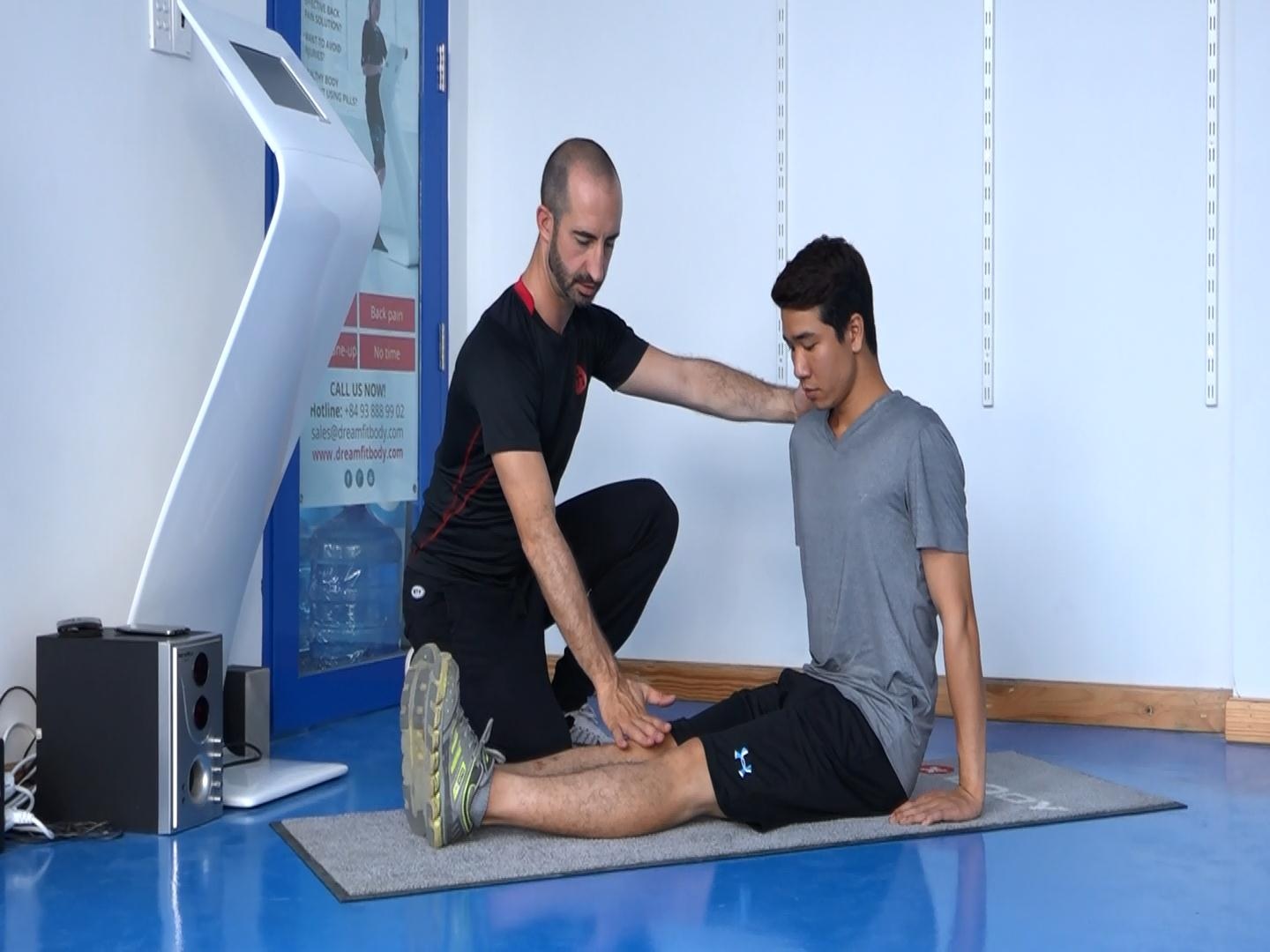 Ngồi thẳng chân, ép hai chân sát mặt sàn.