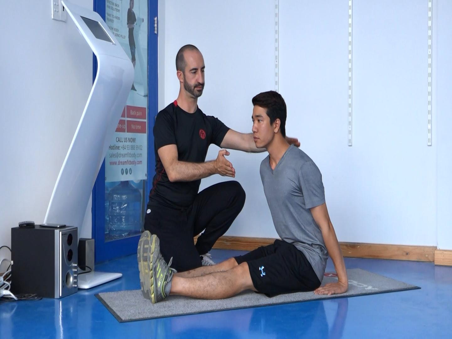 Lưng thẳng, ngực hướng về phía trước.