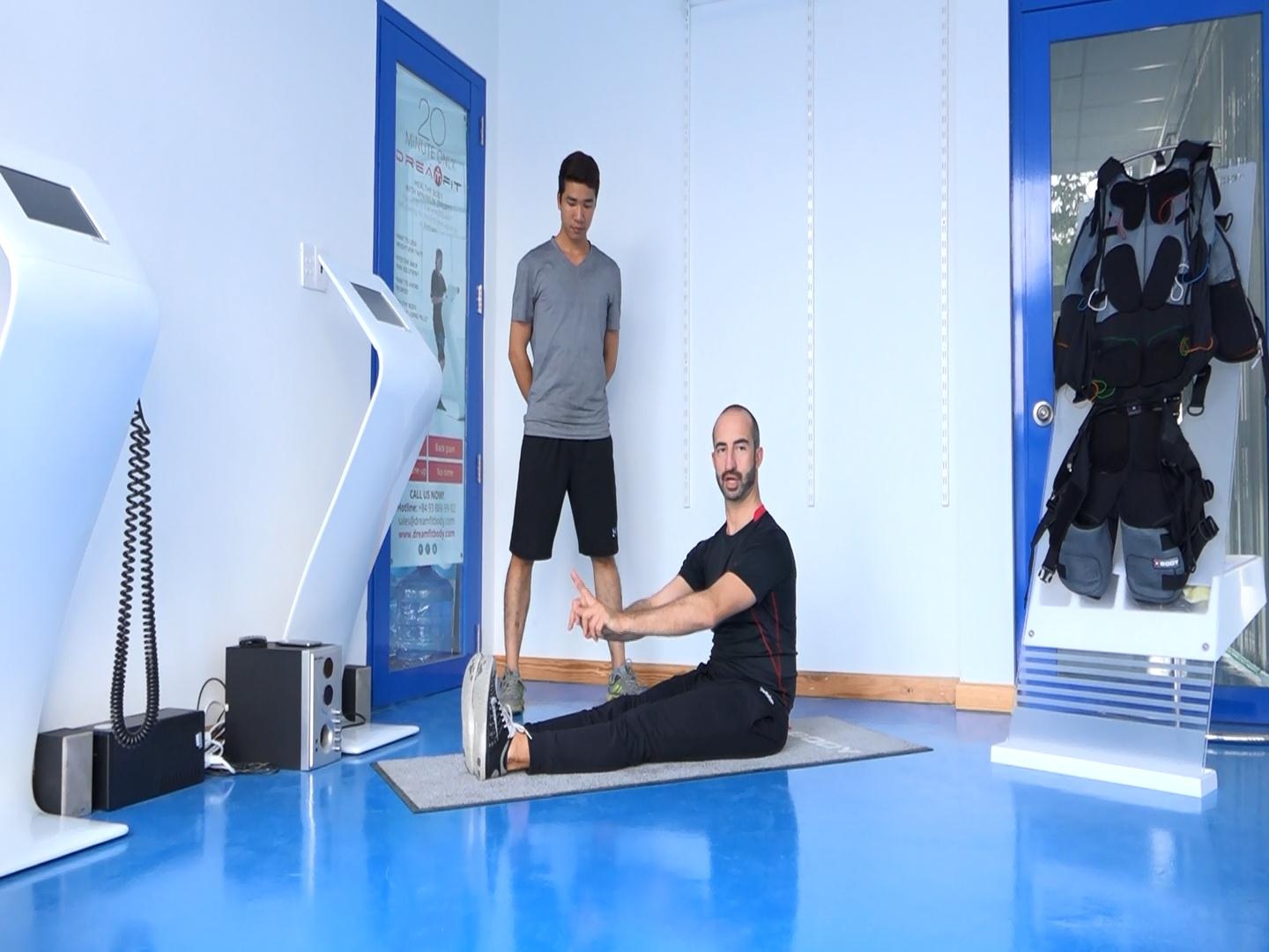 Bàn chân luôn vuông góc với mặt sàn.