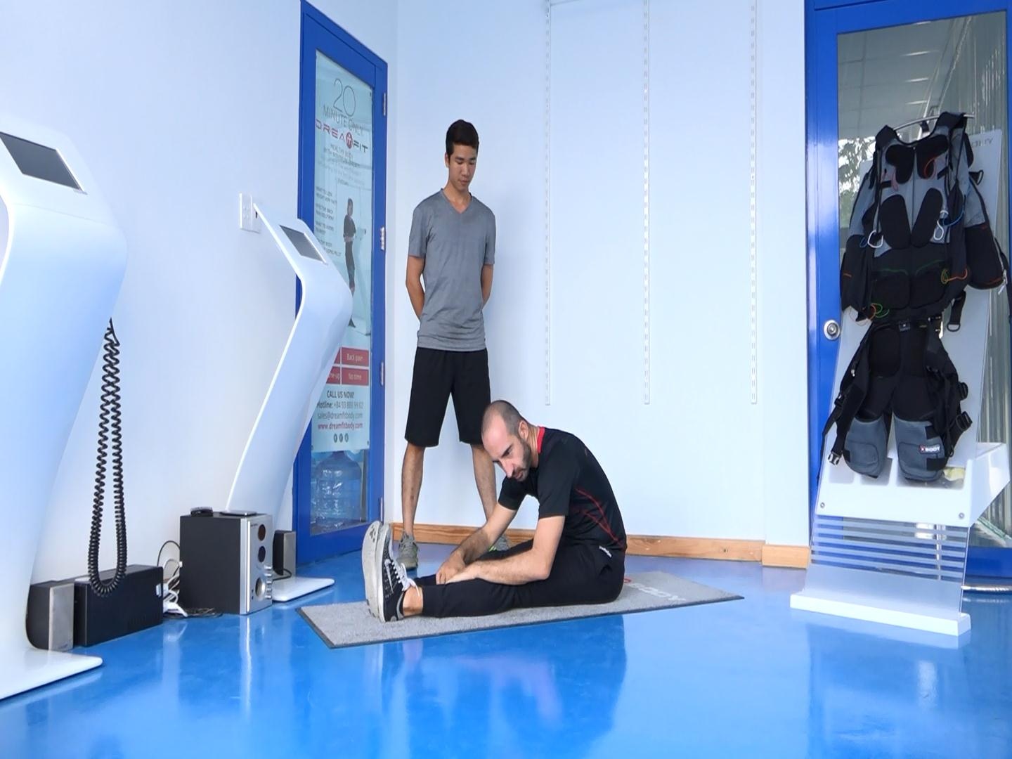 Không để lưng trong tư thế khòm.