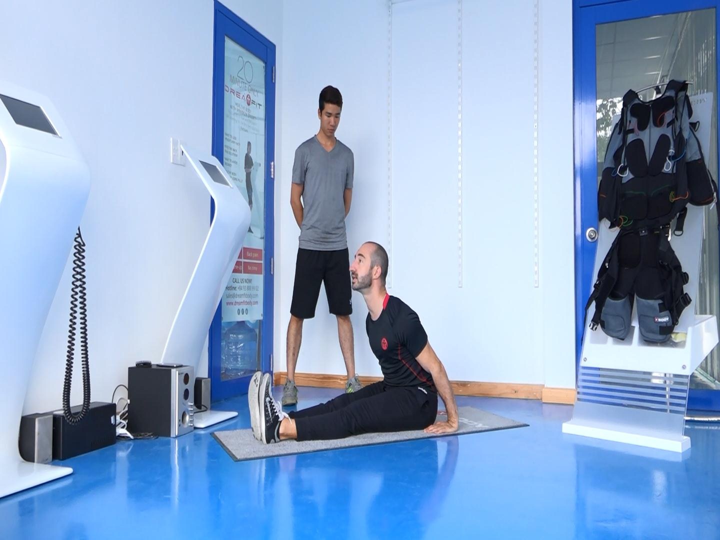 Từ từ cho phần trên cơ thể hướng về phía bàn chân. Chú ý phải giữ lưng thẳng, mặt luôn hướng về phía trên.