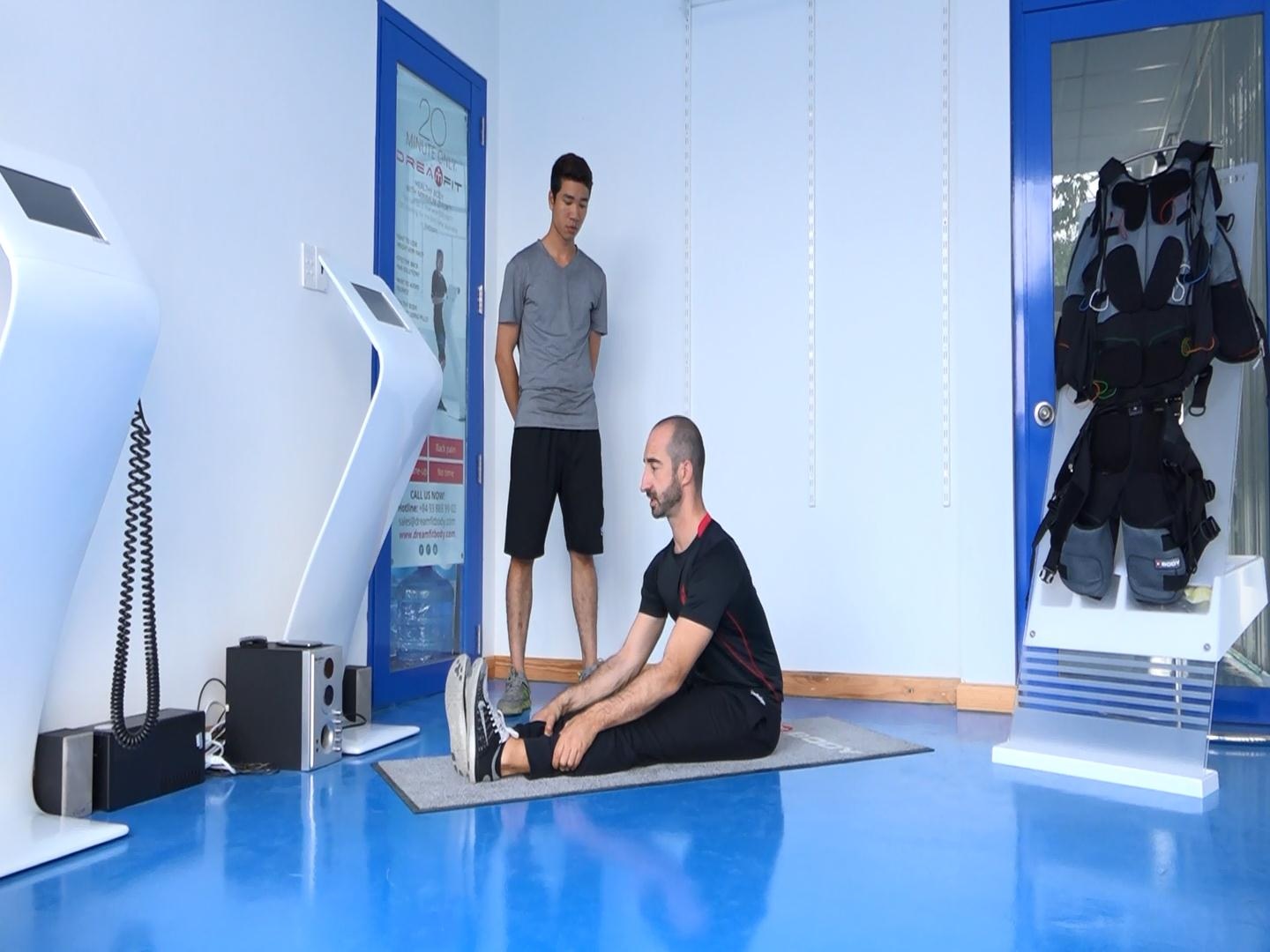 Có thể đổi vị trí hai tay về tư thế nắm chặt cổ chân.