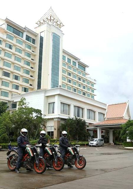 Khâm phục những nữ du khách đi xe máy từ Ấn Độ sang thăm Việt Nam - 2 Đoàn chuẩn bị tiến về TPHCM.