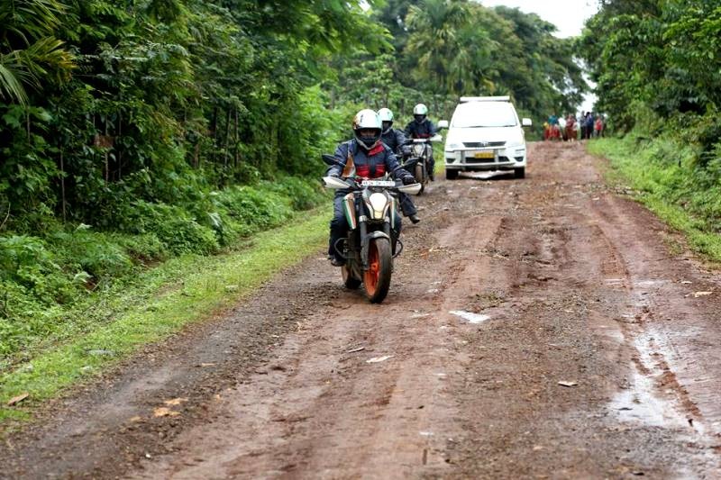 Khâm phục những nữ du khách đi xe máy từ Ấn Độ sang thăm Việt Nam - 4 Những nơi đoàn đi qua, người dân khá thân thiện ra đón tiễn.