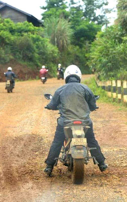 Khâm phục những nữ du khách đi xe máy từ Ấn Độ sang thăm Việt Nam - 5 Nắng gió bụi đường, khó khăn trở ngại…không làm nản lòng những phụ nữ “chân yếu tay mềm”.