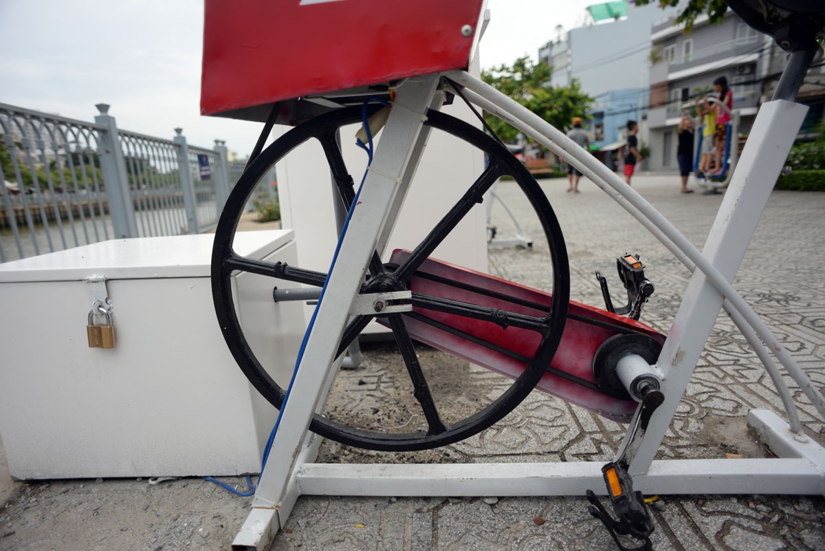 Thích thú "đạp xe lọc nước" bên dòng kênh Nhiêu Lộc - 7 Khi người sử dụng làm bánh xe chuyển động tạo vòng quay cho chiếc mô tơ hoạt động và phát ra dòng điện