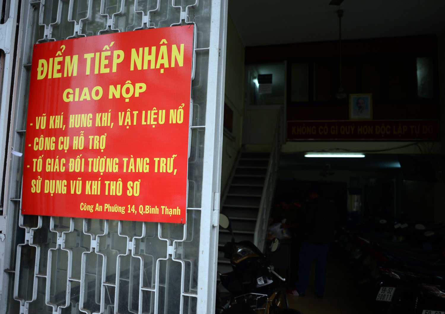 Người Sài Gòn mang vũ khí đi đổi… dầu ăn - 1 Từ ngày 15/7, công an phường 14, quận Bình Thạnh, TPHCM mở đợt tiếp nhận người dân giao nộp vũ khí nhằm giảm tình hình phạm tội có vũ khí trên địa bàn.