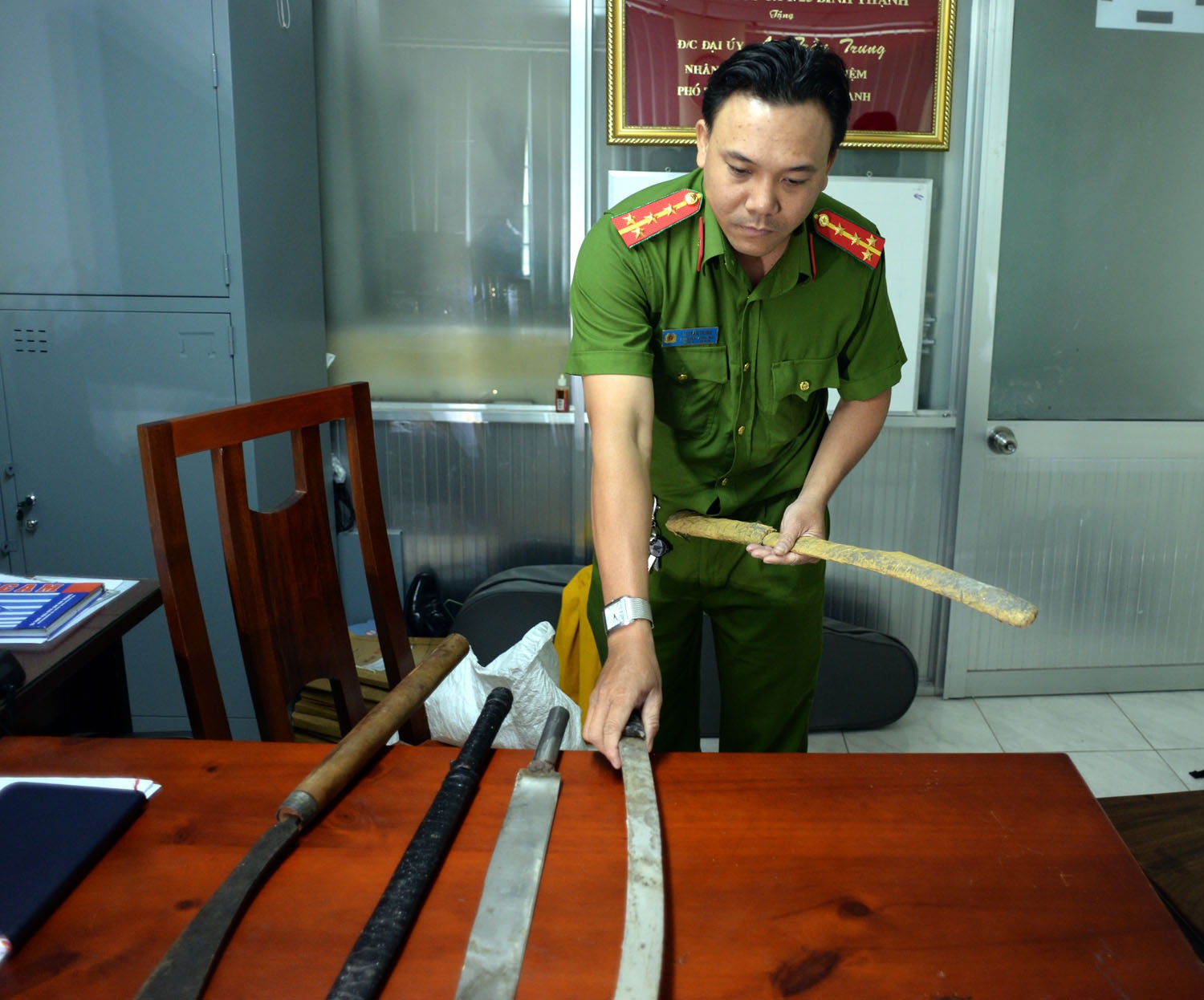 Người Sài Gòn mang vũ khí đi đổi… dầu ăn - 2
Theo Đại úy Lê Trần Trung- Phó công an phường 14, đợt phát động phong trào đổi vũ khí lấy quà thu được nhiều kết quả khả quan. “Sau một tuần phát động, chúng tôi đã tiếp nhận rất nhiều mã tấu, băng đạn… Từ nay đến hết tháng 7, chúng tôi vẫn cử người túc trực để chờ tiếp nhận vũ khí do nhân dân mang tới”.