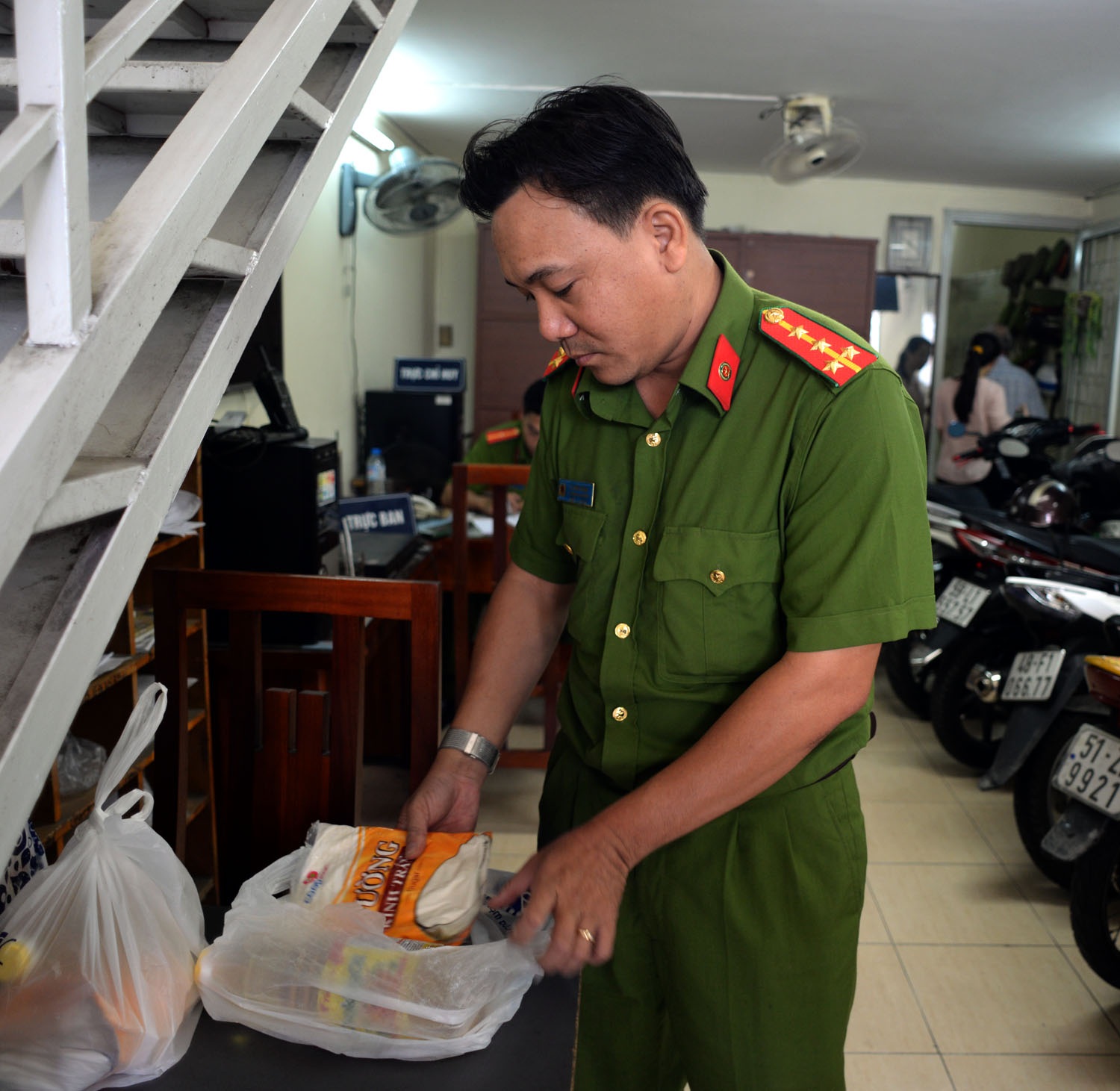 Người Sài Gòn mang vũ khí đi đổi… dầu ăn - 8 Mỗi người dân giao nộp vũ khí sẽ được tặng một phần quà gồm một lít dầu ăn và một kg đường. Ngoài ra, những người có nhiều vũ khí giao nộp sẽ được tặng nhiều phần quà.