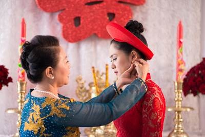 Clip "Mẹ chồng - Nàng dâu" lay động cộng đồng mạng - 1 Đơn giản chỉ là clip Mẹ chồng nhắn nhủ nàng dâu trong ngày cưới, clip đã lay động lòng người với những giá trị truyền thống nhân văn sâu sắc.