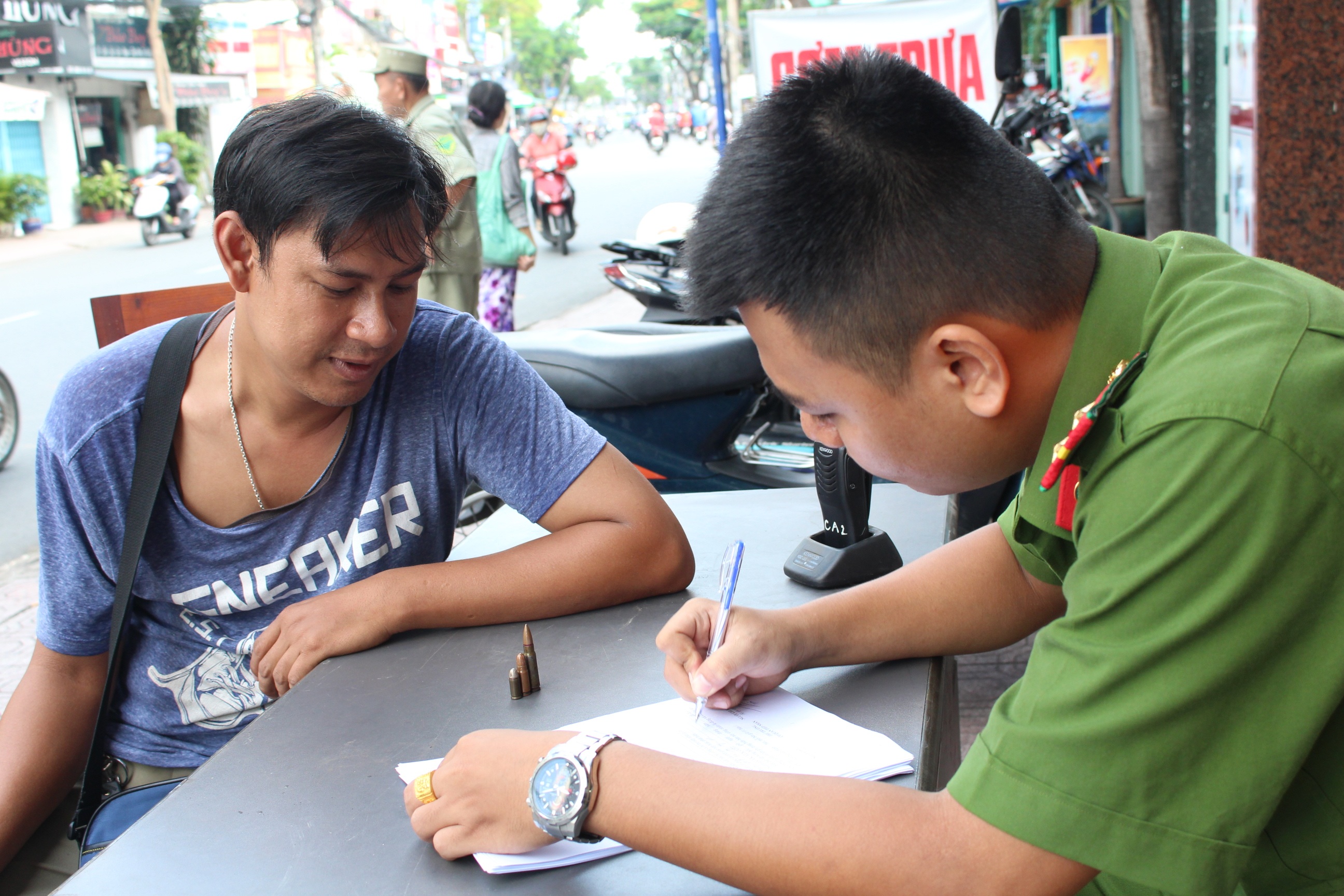 
Có chương trình tiếp nhận hung khí và vũ khí của chính quyền địa phương, người dân bớt e dè hơn khi đi giao nộp. Bạn trẻ này nhặt được vài viên đạn trong một lần đi chơi. Khi công an phường 14, quận Bình Thạnh mở đợt tiếp nhận, anh đã mạnh dạn giao nộp những vật nguy hiểm này.
