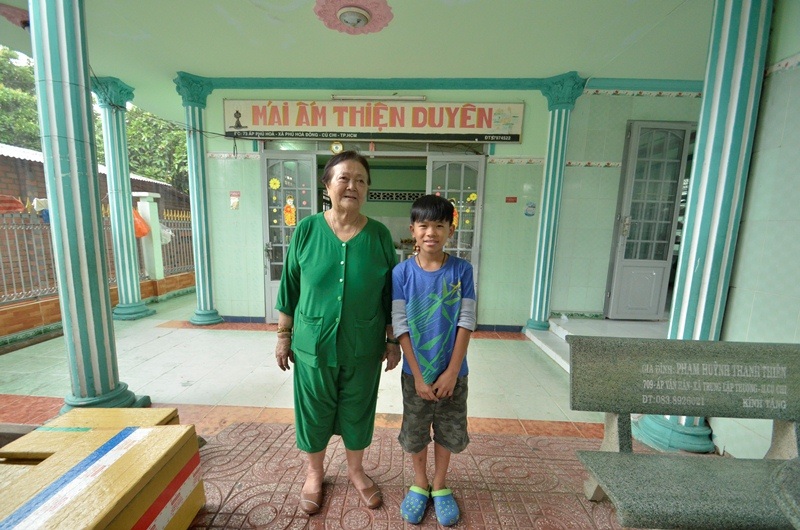 Gần 30 năm nuôi những đứa “con dưng” ngơ ngác - 1
Ngôi nhà ngay phía sau má Mười xây để làm nơi sinh hoạt, học tập… cho những bé lành lặn, khỏe mạnh.