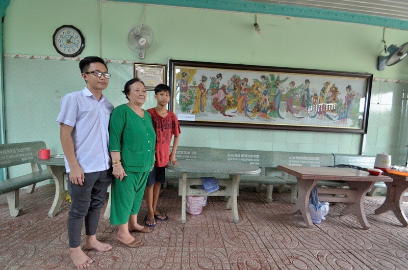 Gần 30 năm nuôi những đứa “con dưng” ngơ ngác - 10
Bức tranh thêu chữ thập “12 nàng tiên” đã được xác lập kỷ lục: Bức tranh thêu dài nhất do các bé mồ côi và khuyết tật thực hiện.