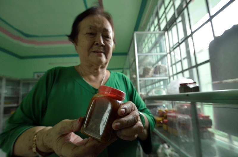 Gần 30 năm nuôi những đứa “con dưng” ngơ ngác - 12
Ngoài đồ lưu niệm do các em làm, má Mười còn ủ tương, trộn muối, bán hủ tiếu…và bất cứ công việc nào để có thể tạo ra thu nhập.