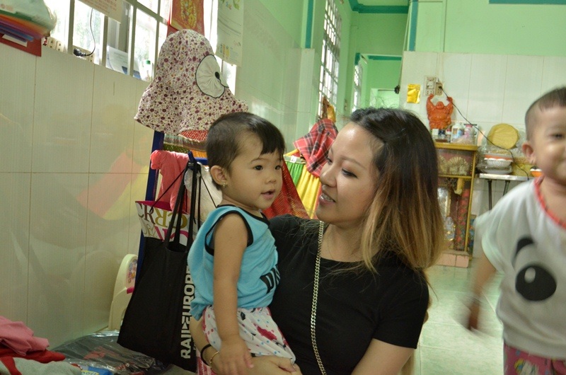 Gần 30 năm nuôi những đứa “con dưng” ngơ ngác - 13 Bạn Nguyễn Hải Âu (Việt kiều Mỹ) mỗi lần về nước đếu đến thăm mái ấm.