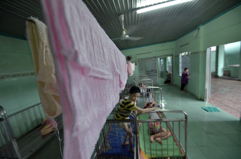 Gần 30 năm nuôi những đứa “con dưng” ngơ ngác - 14
Hiện tại, mái ấm Thiện Duyên ( số 73, đường Nguyễn Thị Nê, ấp Phú Hòa, xã Phú Hòa Đông, huyện Củ Chi) đang rất cần quần áo cũ, tã… cho các bé.