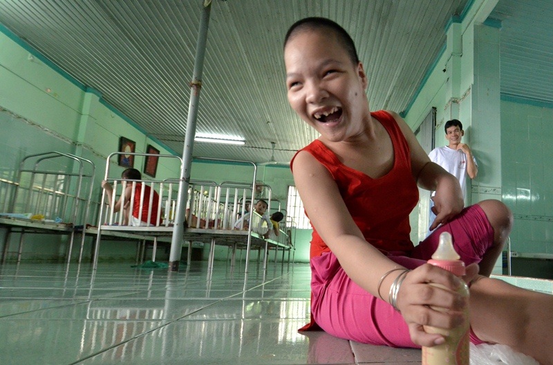 Gần 30 năm nuôi những đứa “con dưng” ngơ ngác - 3
Nụ cười hồn nhiên đến ngơ ngác có lẽ là chất xúc tác, gắn cuộc đời má Mười với các em.