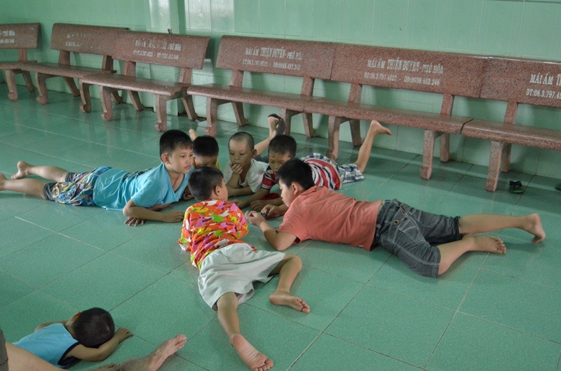 Gần 30 năm nuôi những đứa “con dưng” ngơ ngác - 4
Khu sinh hoạt chung của các bé mồ côi.