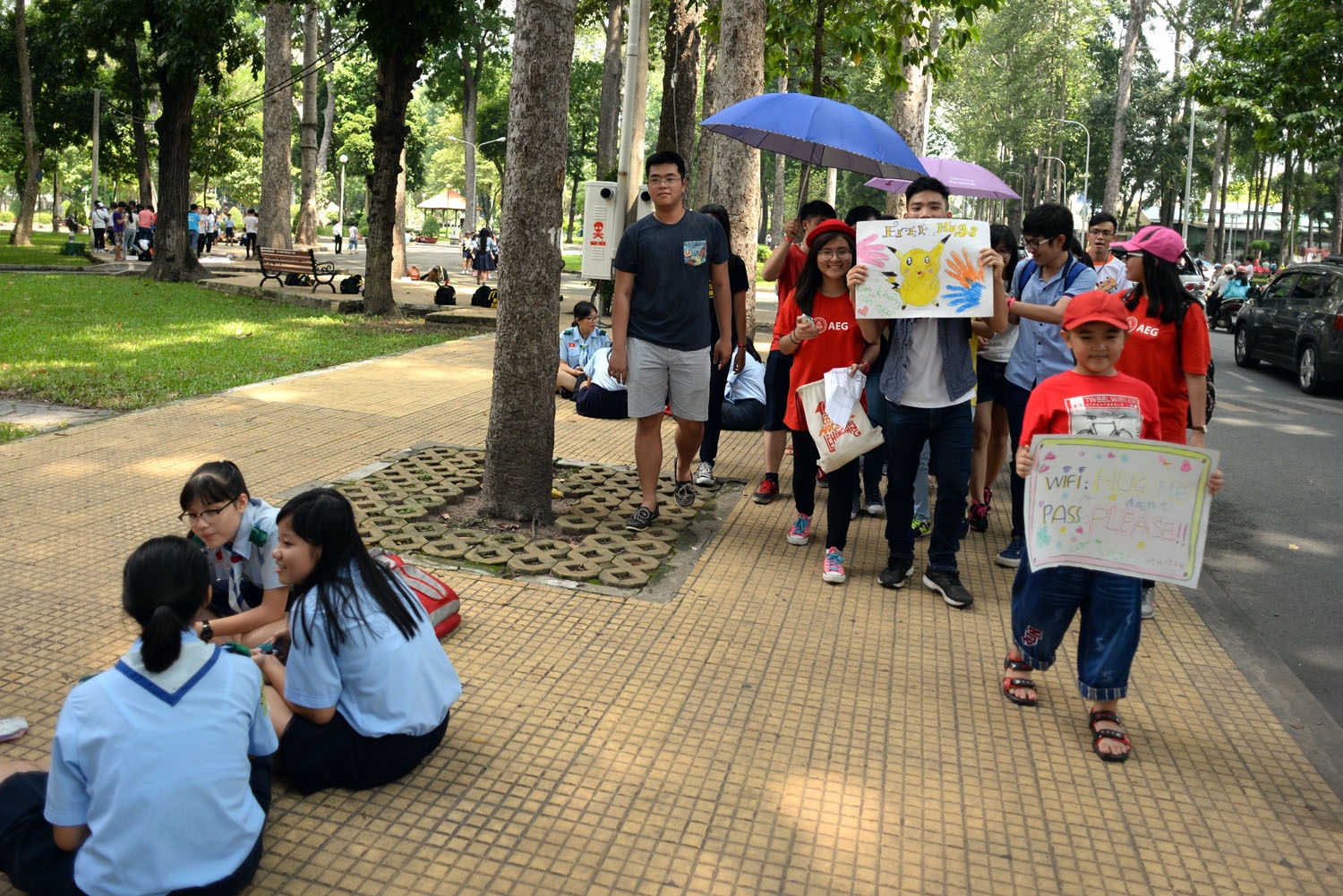 Ngày hội ôm náo nhiệt trên đường phố Sài Gòn - 6 Họ đi dọc các tuyến đường, cầm bảng vẽ Free Hugs và trao tặng cho người đi đường những cái ôm thân tình.