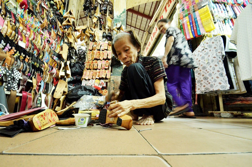 Người “mang” guốc xuyên hai thế kỷ - 1 Bao nhiêu năm qua bà vẫn bám trụ với công việc của mình.