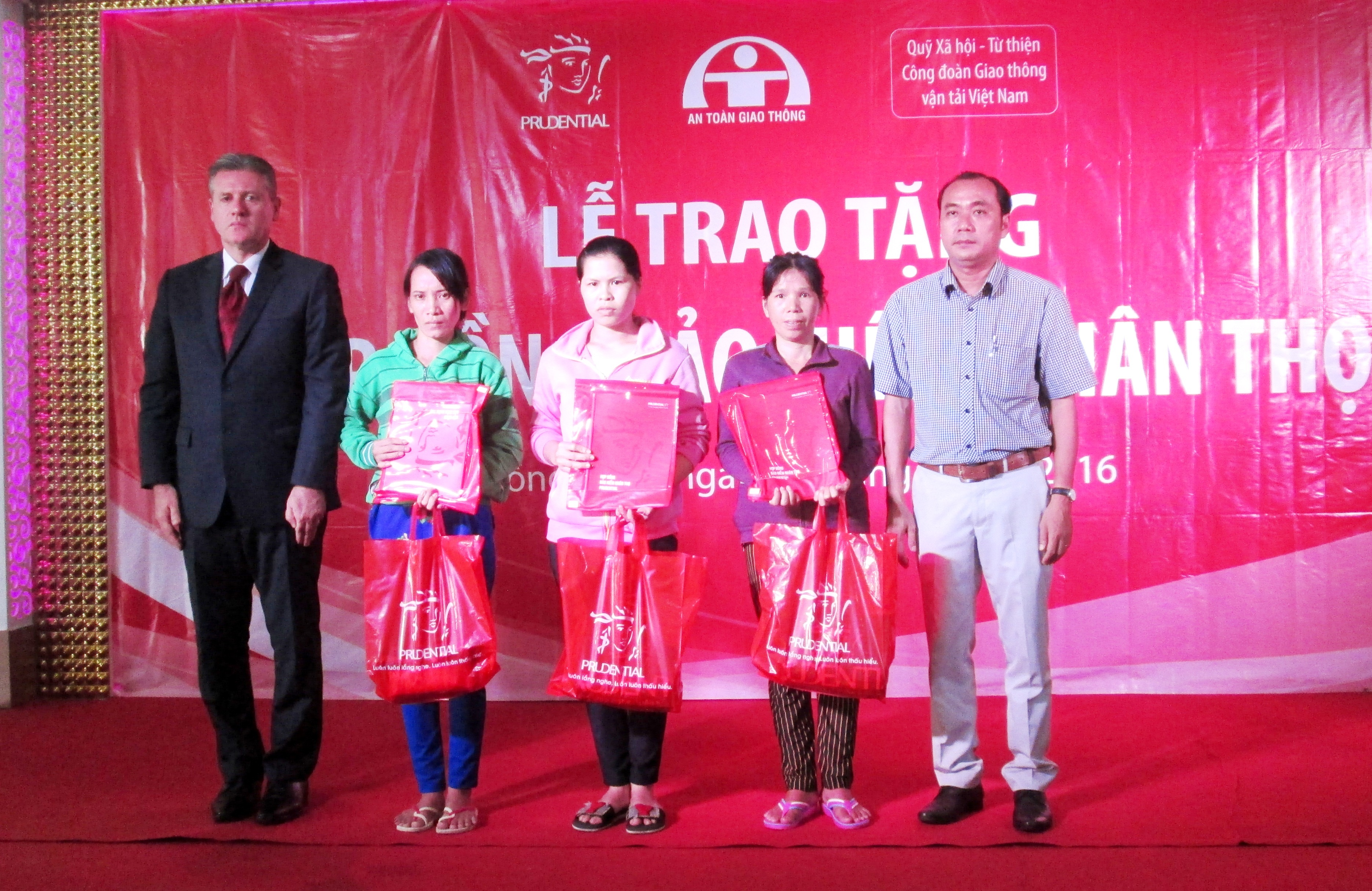 Ông Wilf Blackburn - Tổng Giám đốc Công ty Bảo hiểm Nhân thọ Prudential Việt Nam và Ðại diện Ban An Toàn Giao Thông tỉnh Ðồng Tháp trao tặng 7 hợp đồng bảo hiểm miễn phí cho 4 hộ gia đình.