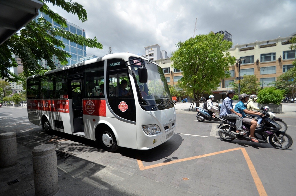 “Bước lên- bước xuống” khám phá "hòn ngọc Viễn Đông" trong 24 giờ - 1 Xe buýt Hop on-Hop off đang dừng tại phố đi bộ Nguyễn Huệ.