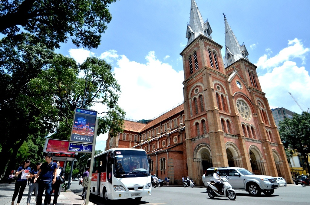 “Bước lên- bước xuống” khám phá "hòn ngọc Viễn Đông" trong 24 giờ - 11 Theo đại diện của City tour Hop on-Hop off: “Chúng tôi khuyến khích du khách lên xuống nhiều lần để có thể cảm nhận hết nét văn hóa của TPHCM…”.
