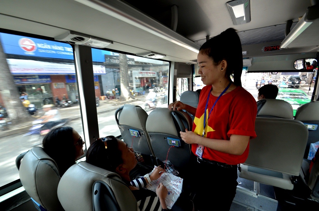 “Bước lên- bước xuống” khám phá "hòn ngọc Viễn Đông" trong 24 giờ - 4 Nếu có thắc mắc, du khách sẽ được hướng dẫn trên xe hỗ trợ ngay lập tức.