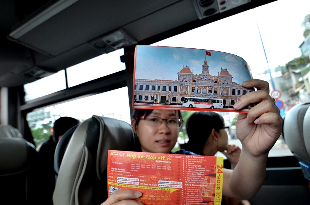 “Bước lên- bước xuống” khám phá "hòn ngọc Viễn Đông" trong 24 giờ - 6 Du khách trên tay tấm vé 24 giờ “Bước lên- Bước xuống”.
