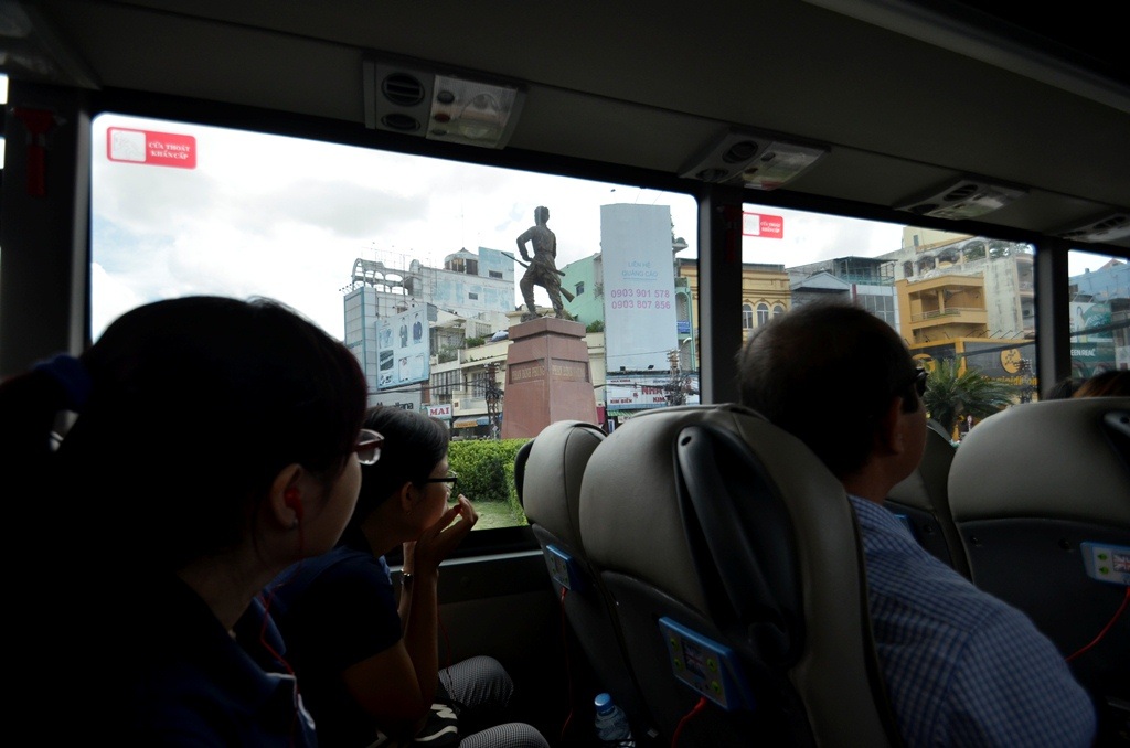 “Bước lên- bước xuống” khám phá "hòn ngọc Viễn Đông" trong 24 giờ - 8 Vòng xoay tượng Phan Đình Phùng, quận 6.