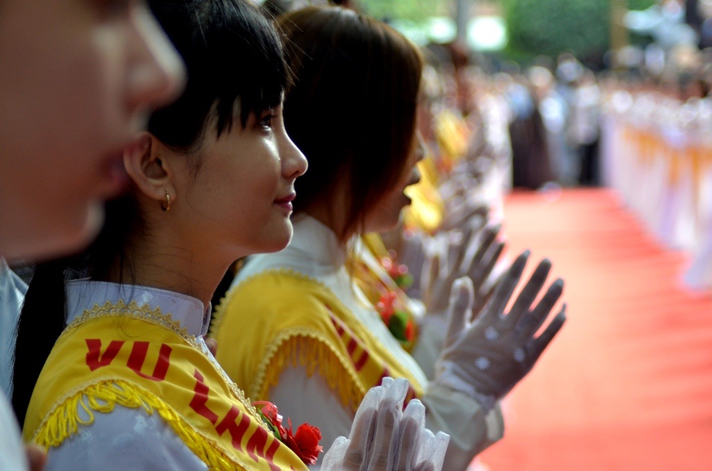 Nhiều nam thanh nữ tú đã quần tụ về nơi cửa Phật, trang nghiêm đón lễ Vu Lan.