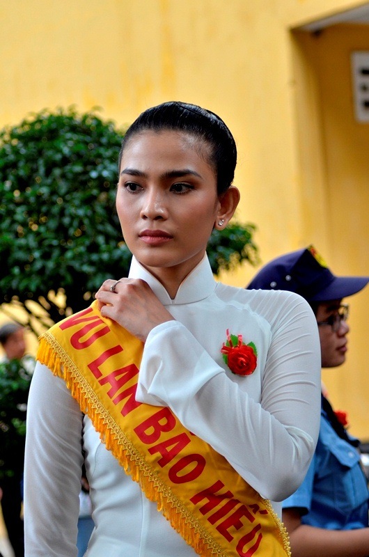 HH Trương Thị May chia sẻ: “Tôi đã nhìn thấy nhiều bạn còn rất trẻ rơi nước mắt khi phải cài cành hoa hồng nhạt, thậm chí là hoa trắng. Tôi thấy mình may mắn, may mắn lắm! Không ai hy sinh cho mình bằng cha mẹ. Mong các bạn hãy trân trọng từng giây, từng phút khi cha mẹ còn hiện hữu trên cõi đời này.”.