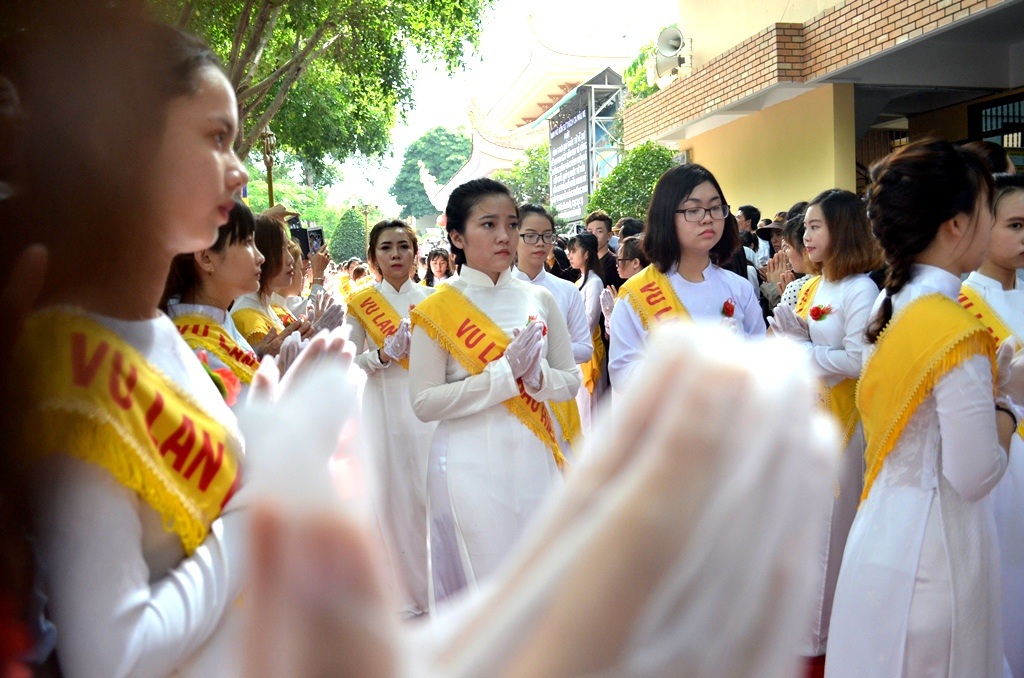 Từ khi sinh ra cho đến khi trưởng thành, mỗi ai trong chúng ta đều cũng được nâng đỡ trong vòng tay cha, trong tình thương của mẹ. Chính vì lẽ đó, hãy trân quý và thể hiện lòng hiếu thảo đối với đấng sinh thành. Dù cho đó là những điều nhỏ nhất!.