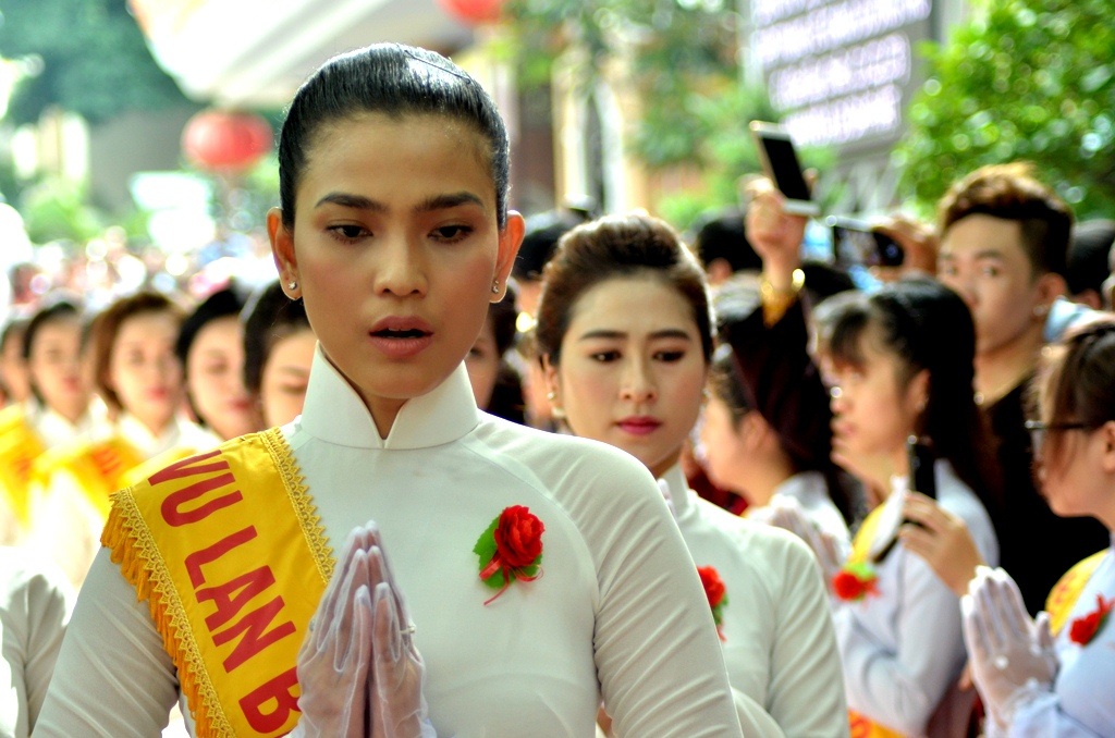 
Hoa hậu Trương Thị May có mặt tại đại lễ. May là người ăn chay từ nhỏ và tín ngưỡng Phật giáo. Vì lẽ đó, Vu Lan là ngày lễ rất quan trọng đối với May.
