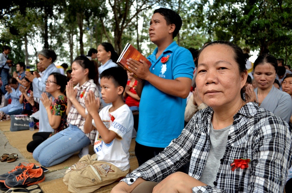 Hạnh phúc cho ai khi được cài bông hoa đỏ thắm. Chị Nguyễn Thị Thanh Thương (quận Bình Thạnh, TPHCM) cho rằng mình thật may mắn khi đến bây giờ còn được cài hoa hồng đỏ thắm. Ba mẹ chị đã ngoài 80 nên chị rất trân quý từng ngày được ở bên cha mẹ.